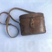 Paire de jumelles modèle 1935, 8x30, et étui en cuir marron