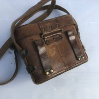 Paire de jumelles modèle 1935, 8x30, et étui en cuir marron