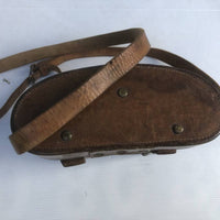 Paire de jumelles modèle 1935, 8x30, et étui en cuir marron