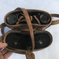 Paire de jumelles modèle 1935, 8x30, et étui en cuir marron
