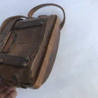 Paire de jumelles modèle 1935, 8x30, et étui en cuir marron
