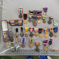 Lot Insignes Et Médaille Militaire