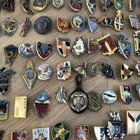 Gros Lots De 225 insignes militaires Médailles