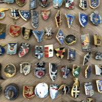 Gros Lots De 225 insignes militaires Médailles
