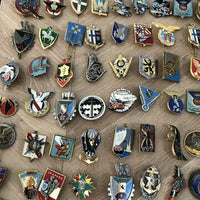 Gros Lots De 225 insignes militaires Médailles