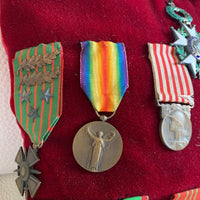Coussin D'Un Officier Rempli De Médailles Militaire Ww1 1914-1918