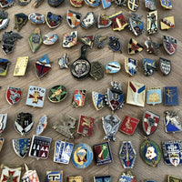 Gros Lots De 225 insignes militaires Médailles