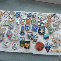 Lot De Médailles Et Emblèmes Militaires Et Divers Anciens