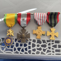 Lot Insignes Et Médaille Militaire