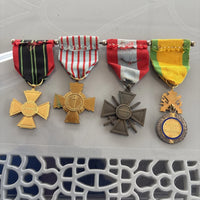 Lot Insignes Et Médaille Militaire