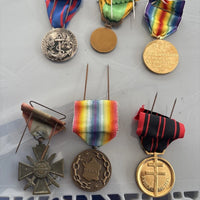 Lot Insignes Et Médaille Militaire