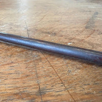 Archet de violon ancien en bois, hausse monogrammée C.F., à restaurer