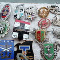 Important Lot De Médailles Et Emblèmes Militaires Et Divers Anciens