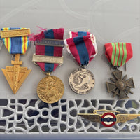 Lot Insignes Et Médaille Militaire