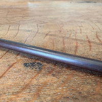 Archet de violon ancien en bois, hausse monogrammée C.F., à restaurer