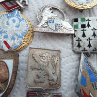 Lot De Médailles Et Emblèmes Militaires Et Divers Anciens