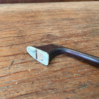 Archet de violon ancien en bois, hausse monogrammée C.F., à restaurer
