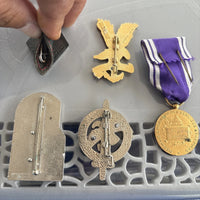 Lot Insignes Et Médaille Militaire
