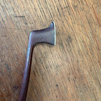 Archet de violon ancien en bois, hausse monogrammée C.F., à restaurer