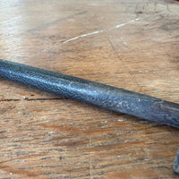 Archet de violon ancien en bois, hausse monogrammée C.F., à restaurer