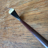 Archet de violon ancien en bois, hausse monogrammée C.F., à restaurer