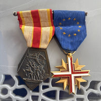 Lot Insignes Et Médaille Militaire