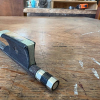 Archet de violon ancien en bois, hausse monogrammée C.F., à restaurer
