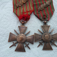 Lot De Médailles Et Emblèmes Militaires Et Divers Anciens