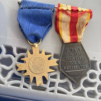 Lot Insignes Et Médaille Militaire