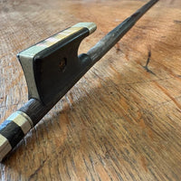 Archet de violon ancien en bois, hausse monogrammée C.F., à restaurer