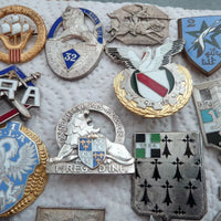 Important Lot De Médailles Et Emblèmes Militaires Et Divers Anciens