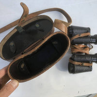 Paire de jumelles modèle 1935, 8x30, et étui en cuir marron