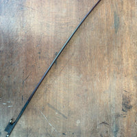 Archet de violon ancien en bois, hausse monogrammée C.F., à restaurer