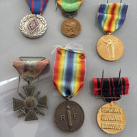 Lot Insignes Et Médaille Militaire