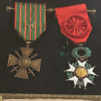 Cadre Médailles Légion d'honneur - Croix de guerre & Bicorne Ancien