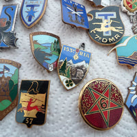 Lot De Médailles Et Emblèmes Militaires Et Divers Anciens