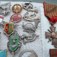 Lot De Médailles Et Emblèmes Militaires Et Divers Anciens