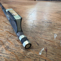 Archet de violon ancien en bois, hausse monogrammée C.F., à restaurer