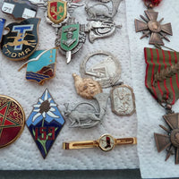 Important Lot De Médailles Et Emblèmes Militaires Et Divers Anciens